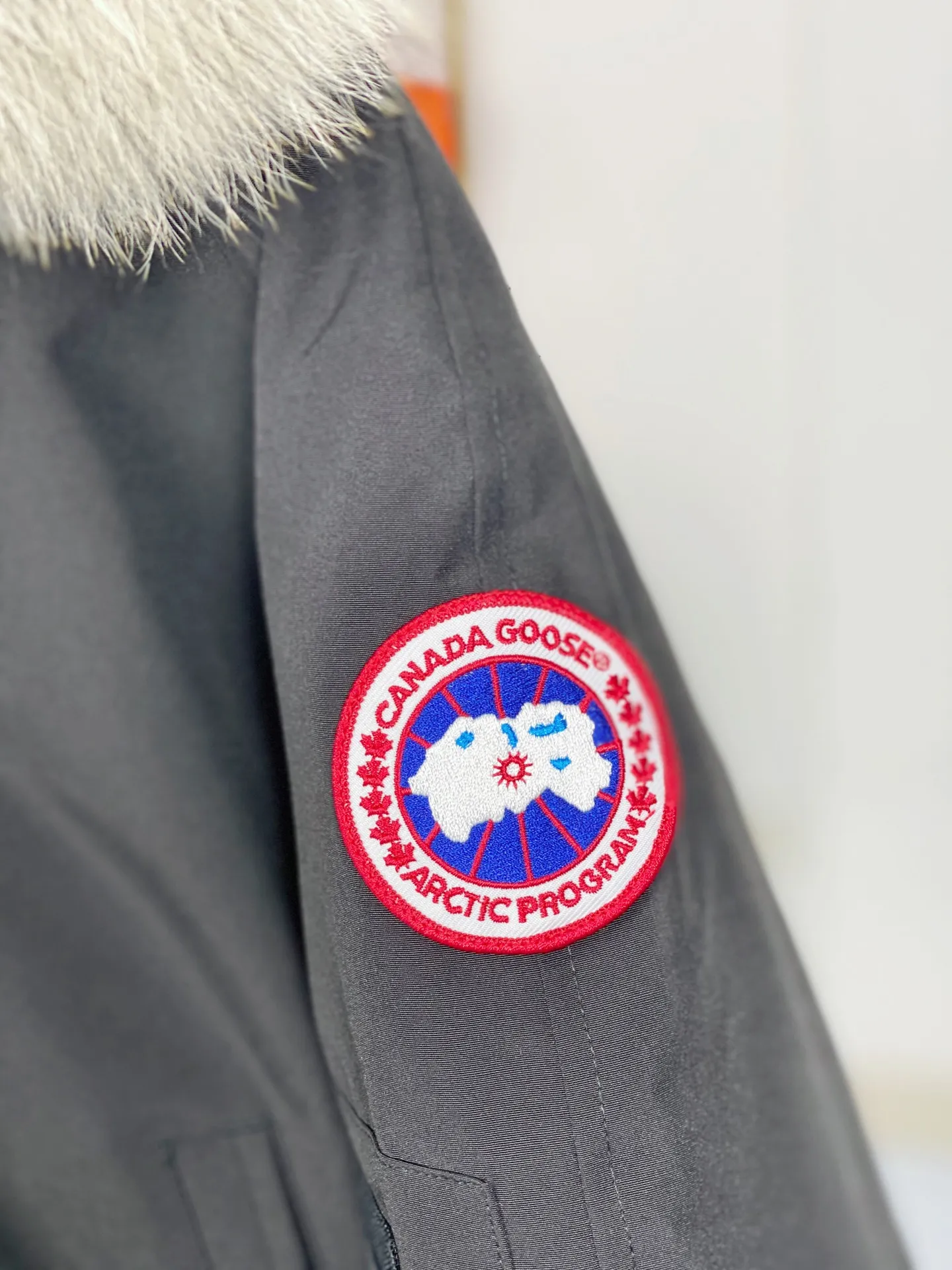 P780 Canada goose/Canada Goose Chilliwack 01 bomber jacket down jacket, authentic original clothing mold, all accessories are customized from the original factory. 💯The softness of the fabric is compared with the original product, and it can be restored by kneading at will (fabric misunderstanding: it is not a high-hardness fabric that is waterproof. Only those who buy the latest authentic version this year will notice the softness and comfort of the fabric) 💯The down is synchronized with the authentic white duck down, fluffy and not clumps, electronically controlled down filling machine. 💯Customized authentic YKK zipper pullers, high hardness and no jamming 💯The fur collar is custom-made from coyote skins in western Canada, the original version has the same origin 💯All workmanship and wiring are controlled by workers with more than ten years of service. They must be horizontal and vertical, and are not crooked. The inner wiring density is more sophisticated. Feel free to compare 💯Goose logo on sleeves, collar label, washed label, hangtag, zipper cord, pocket label, cuff thread, hem thread All details are updated simultaneously with the original product. The best version with the most complete colors. Sizes: XS-XXL (size chart attached below)